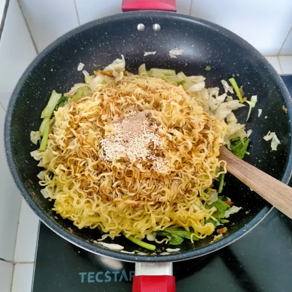 Masukan mie, lalu bumbui dengan garam, kaldu jamur, lada bubuk, gula pasir, dan kecap manis. Aduk rata dan masak sesaat. Jangan lupa untuk koreksi rasa. Angkat dan sajikan.