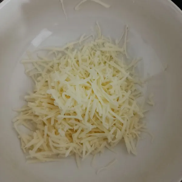 Parut keju secukupnya.