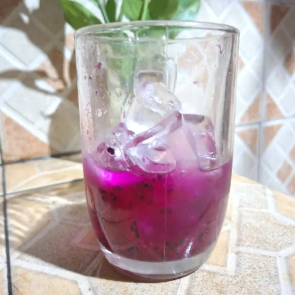 Tambahkan es batu sesuai selera.