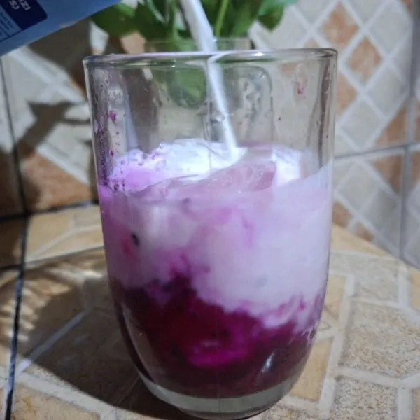 Tambahkan susu full cream.