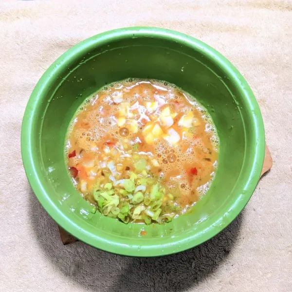 Masukkan irisan daun bawang dan bawang putih. Aduk kembali.
