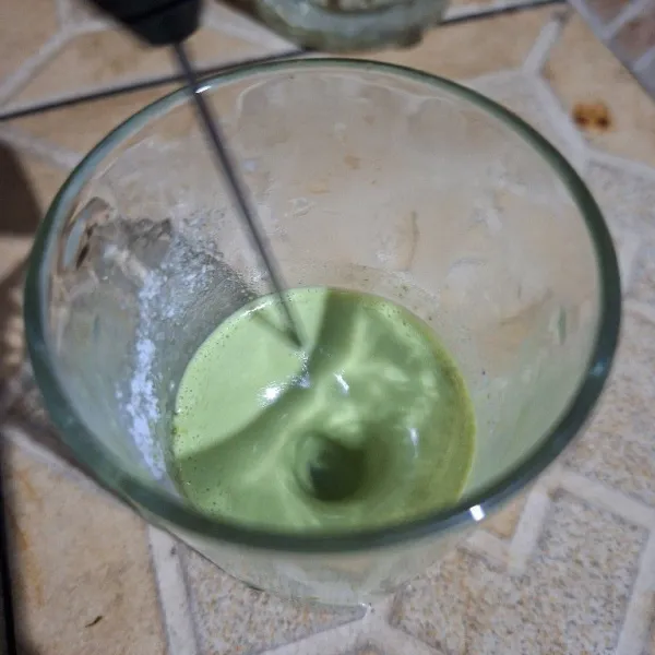Campurkan matcha bubuk, krimer, dan air hangat. Kocok hingga berbuih.
