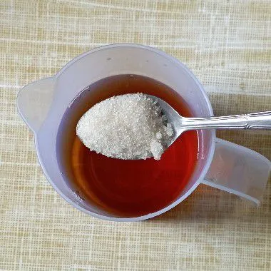 Tambahkan gula pasir, aduk hingga merata.