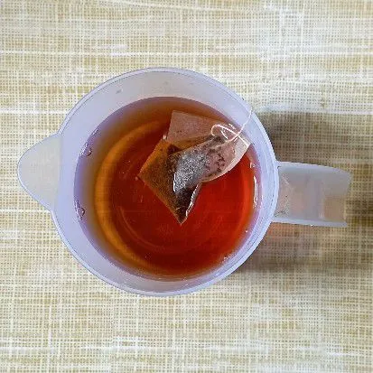 Seduh teh sampai kepekatan yang diinginkan, sisihkan teh celup.