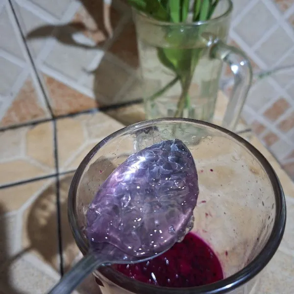 Tambahkan jelly pada gelas buah naga.