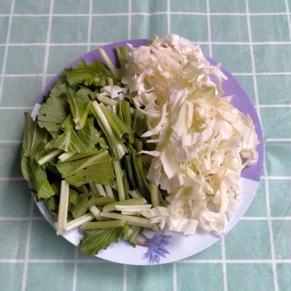 Cuci bersih, lalu iris-iris kol dan sawi hijau.