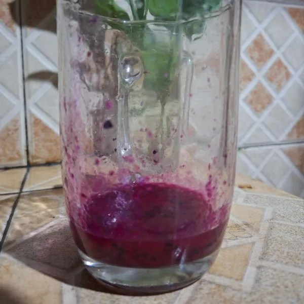 Lumatkan buah naga, lalu sisihkan.