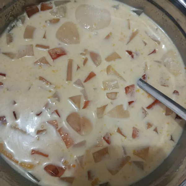 Masukkan jelly mangga, jelly kelapa, mangga yang sudah di haluskan, susu cair, nata de coco, susu kental manis, es batu, dan keju. Aduk rata.🥰