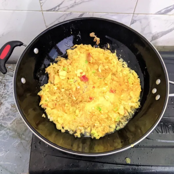 Panaskan minyak, lalu goreng adonan telur hingga matang dan berubah warna menjadi kuning keemasan. Angkat dan tiriskan.