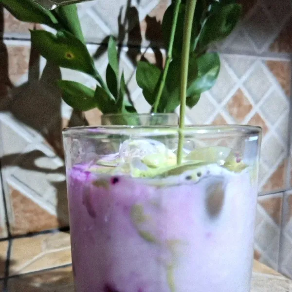 Tuang matcha secara perlahan. Drama latte siap disajikan.