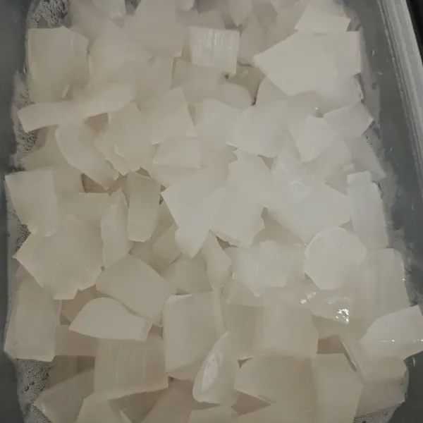 Potong-potong jelly kelapa sesuai selera.