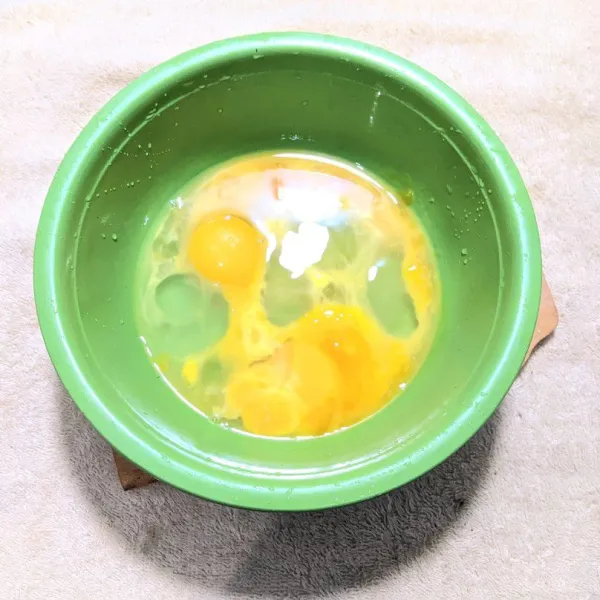 Pecahkan telur ke dalam wadah.
