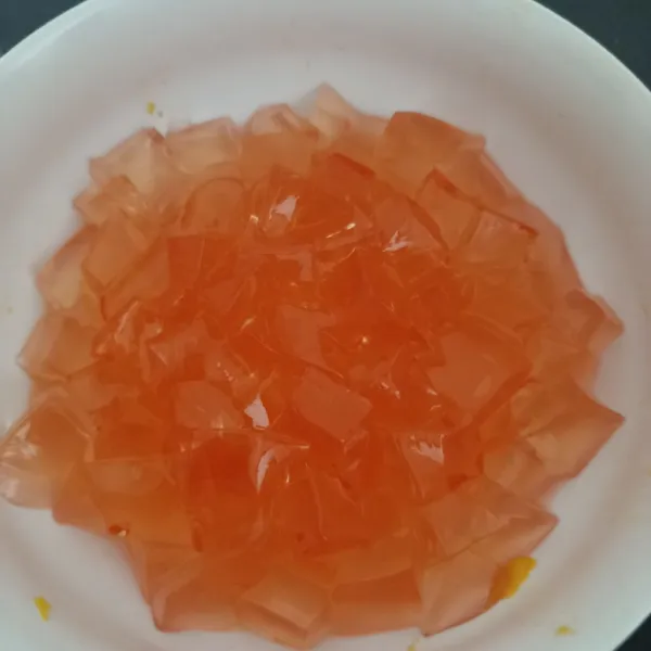 Potong-potong jelly mangga sesuai selera.