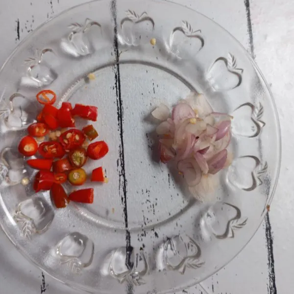 Iris bawang merah dan cabe merah, sisihkan di piring