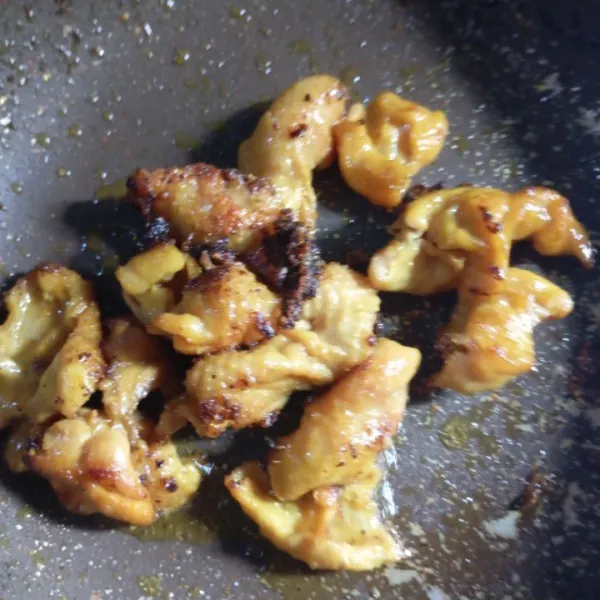Ambil kulit ayam tadi, kemudian goreng hingga sedikit kering . Jika sudah mulai kering angkat dan sisihkan dulu