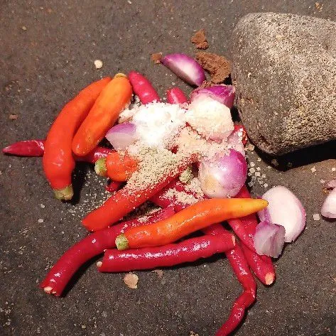 Haluskan semua bumbu tambahkan garam, gula, penyedap