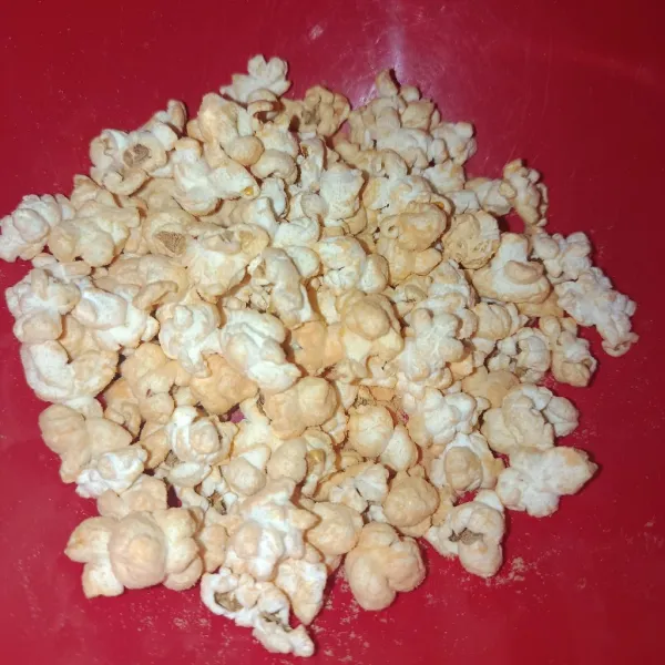 Masukkan bumbu tabur secukupnya, lalu aduk hingga tercampur rata dan masukkan ke dalam toples.