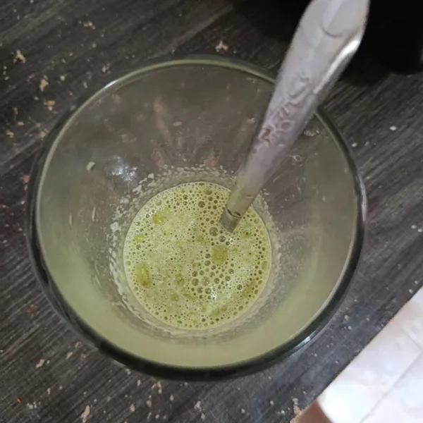 Seduh bubuk matcha dengan air panas, lalu aduk sampai rata.