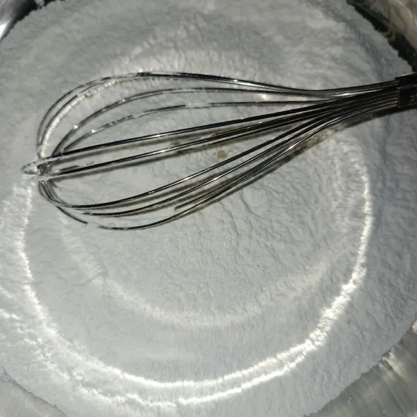 Masukkan tepung beras, tepung terigu, tepung maizena, gula pasir, baking powder, dan garam. Aduk rata.