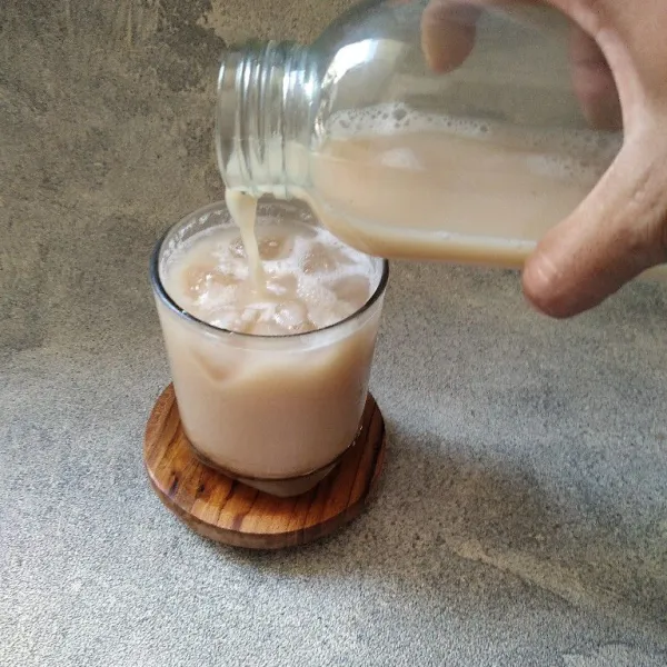 Lalu tuang ke gelas yang berisi es batu. Thai Tea siap di sajikan