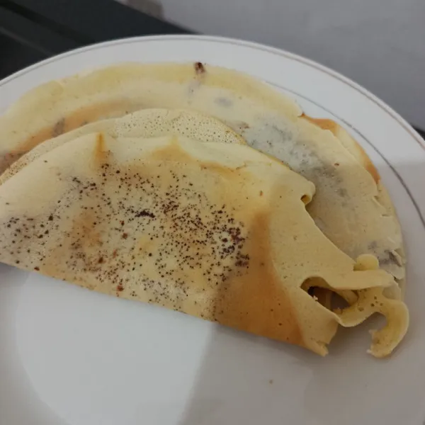 Jika sudah matang, letakkan kue leker di piring saji dan sajikan dengan es teh.