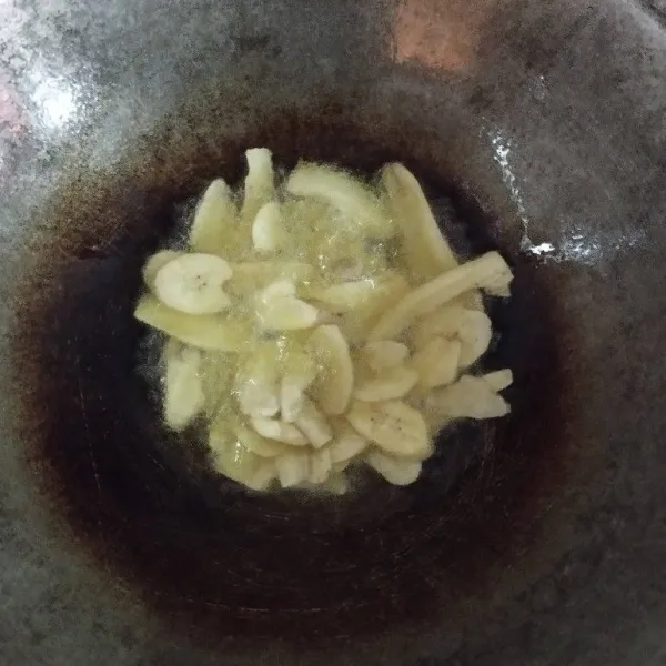 Tiriskan, lalu goreng di minyak panas hingga matang, kering dan kekuningan.