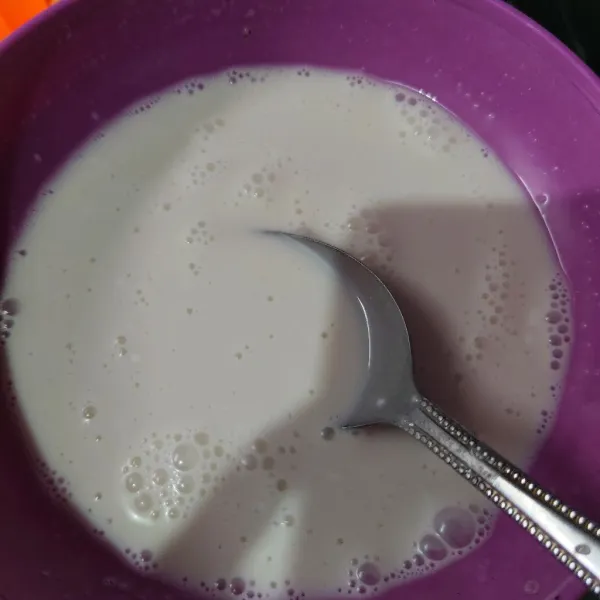 Tepung beras, tapioka, gula, santan, garam, dan vanila essence. Masukkan air sedikit demi sedikit. Aduk hingga rata. Saring bila perlu