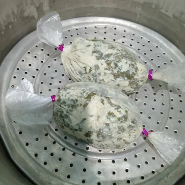 Gulung menggunakan plastik, kukus 30 menit. lalu potong-potong sesuai selera
