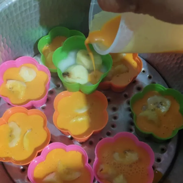 Tambahkan pisang dan adonan kuning
