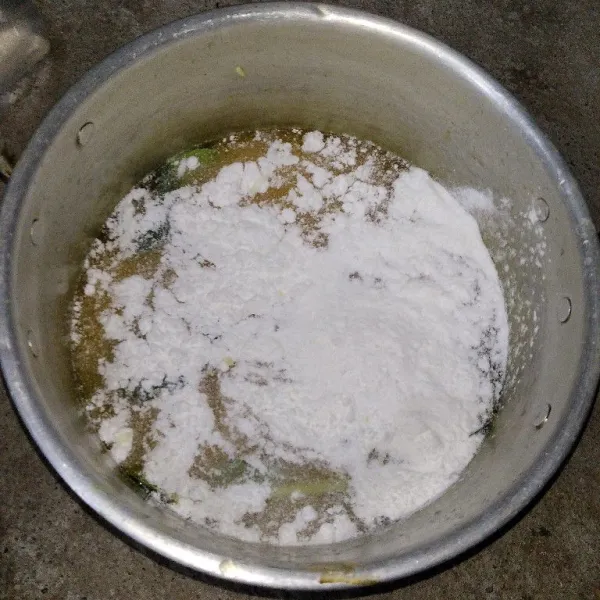 Masukkan santan bubuk dan garam, aduk hingga rata