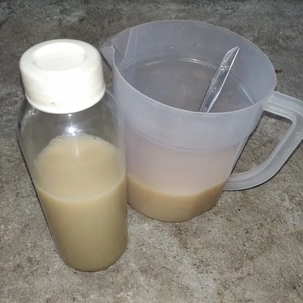 Lali tuang ke dalam botol, kocok hingga berbuih