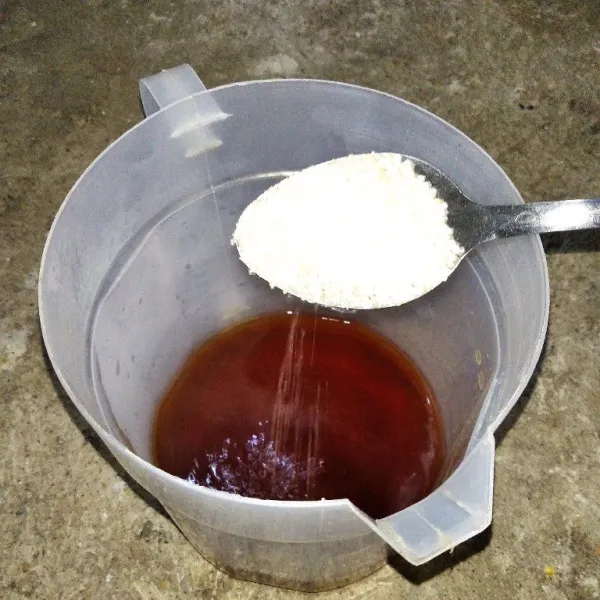 Lalu tuang teh ke dalam wadah, tambahkan gula pasir, aduk hingga larut