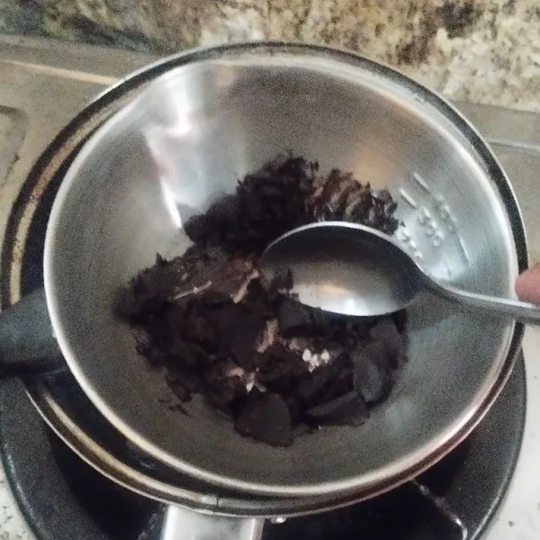 Lelehkan coklat dengan margarin
