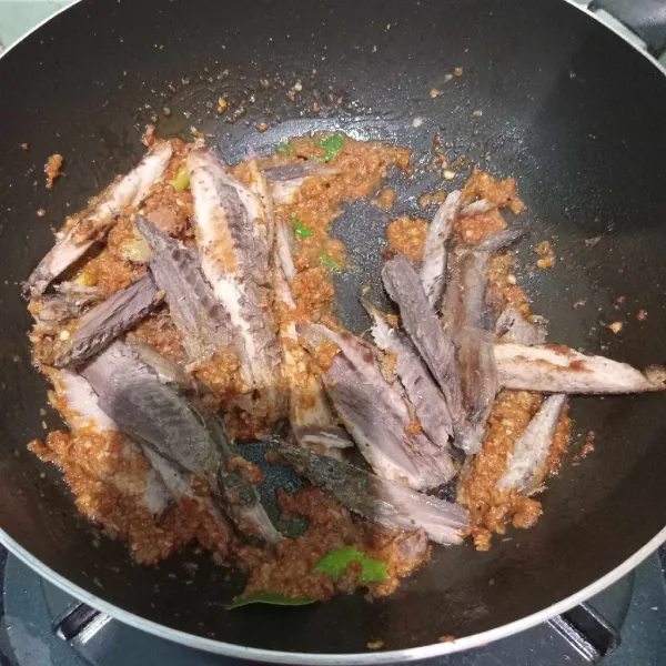 Masukkan ikan asap, aduk rata