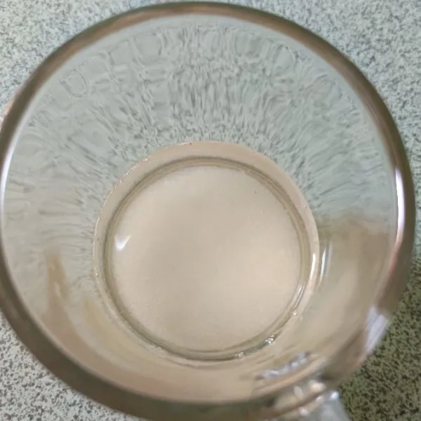 Seduh gula dan air panas hingga larut