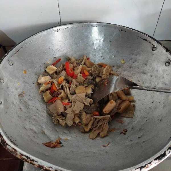 Selanjutnya masukan babat sapi yang sudah di rebus,tambahkan garam, gula pasir, kaldu bubuk, aduk hingga bumbu tercampur rata