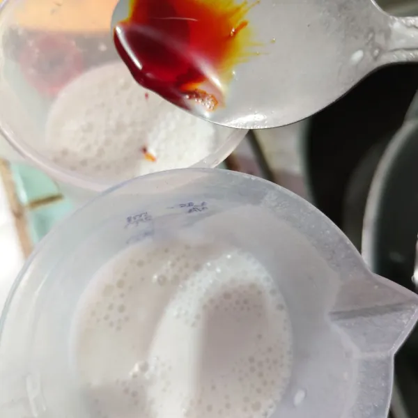 Bagi dua adonan. Satu wadah diberi pewarna kuning atau bebas ya. Pengen kasih warna hijau pandan tapi pas ga ada stok