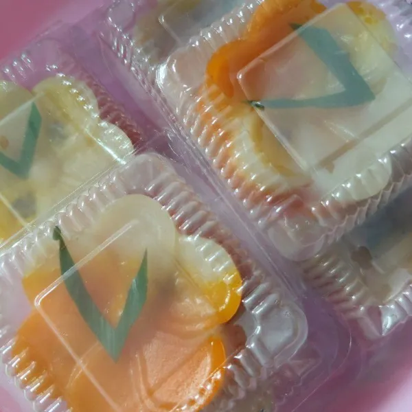 Angkat dan tiriskan. Paling nikmat disajikan hangat. Ini aku kemas satu-satu untuk camilan Pak Tukang.