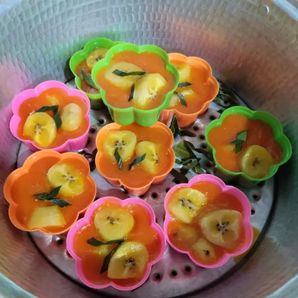 Bagian atas kita kasih potongan pandan. Kukus kurang lebih 20 menit.