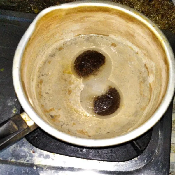 Rebus teh dengan 100 ml air hingga berubah warna