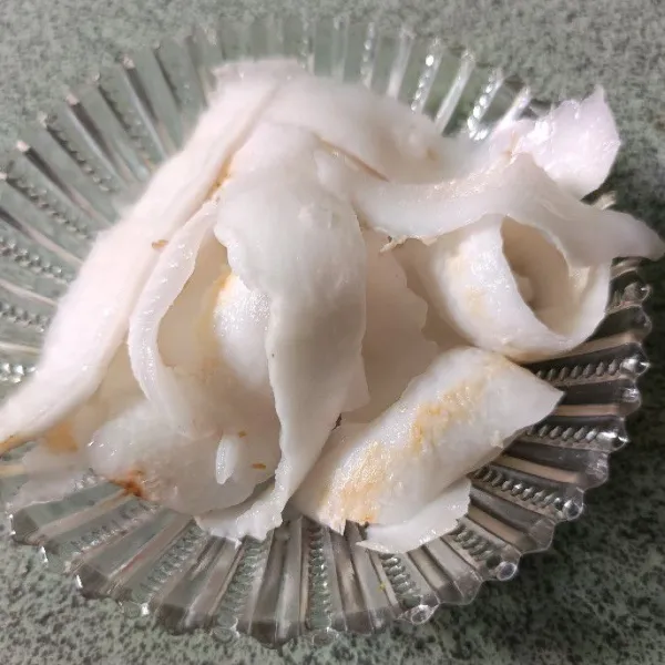 Buka kelapa muda, ambil airnya dan kerok daging buahnya