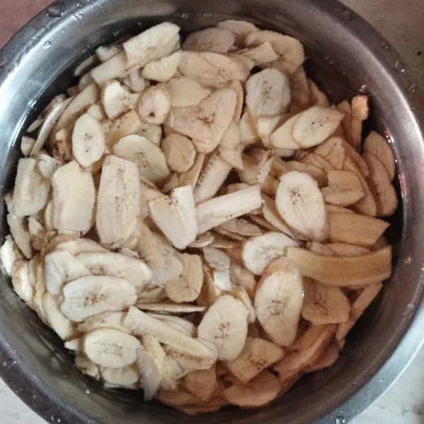 Cuci dan rendam lagi dengan air garam, untuk menghilangkan getahnya. Rendam kurang lebih 30 menit hingga 1 jam