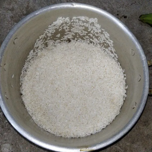 Cuci bersih beras hingga air berubah bening