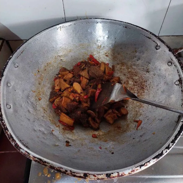 Tambahkan kecap manis, sedikit air dan masak hingga air menyusut, koreksi rasanya dan siap di hidangkan