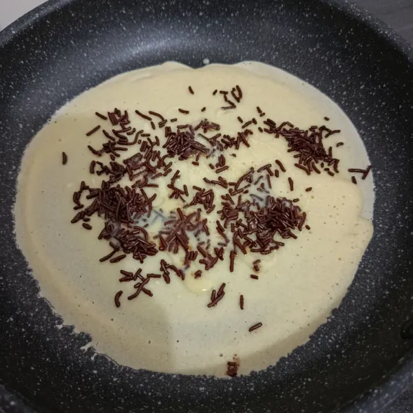 Tambahkan meses dan susu kental manis, lalu masak hingga matang dan segera lipat menjadi 2 bagian.