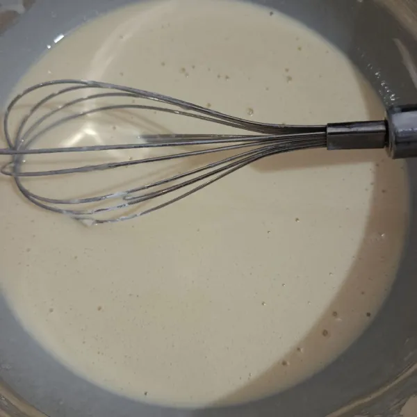 Masukkan kocokan telur dan susu cair, lalu aduk sampai tercampur rata.