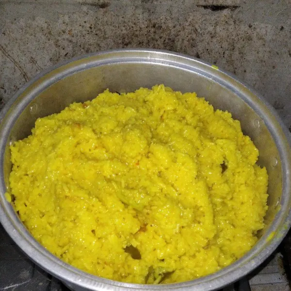 Terakhir panaskan kukusan, lalu masak selama 30 menit hingga matang, nasi kuning siap di sajikan dengan lauk favorit keluarga
