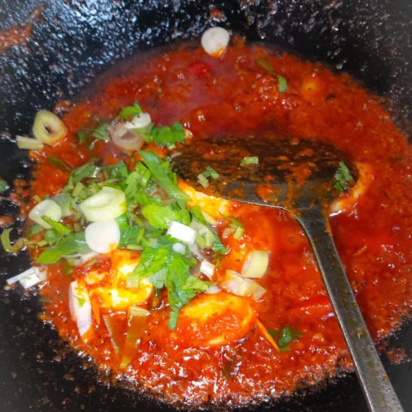 Kemudian masukkan kentang, dan potongan daun bawang dan seledri. Aduk rata. Kemudian angkat dan sajikan.