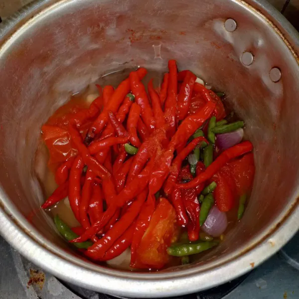 Rebus bahan saus hingga lunak.