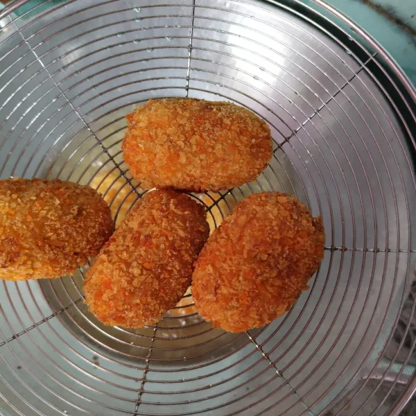 Goreng dalam minyak panas hingga golden brown. Angkat tiriskan